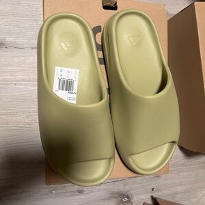Yeezy slides “ Resin” size 11 men’s
